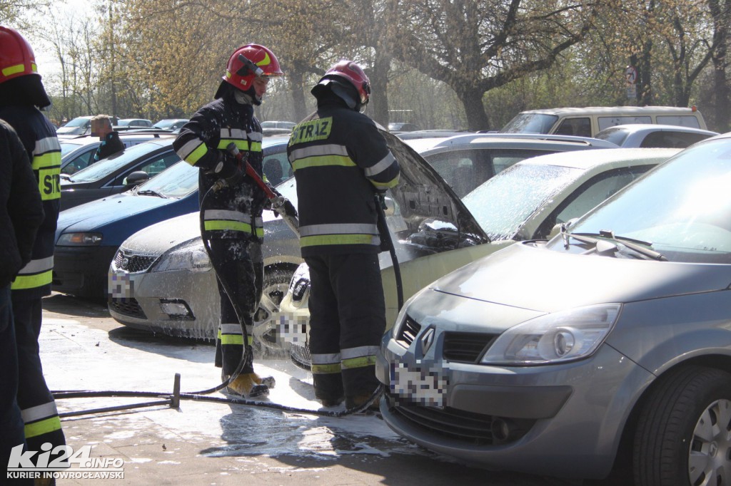Pożar samochodu na parkingu przed szpitalem