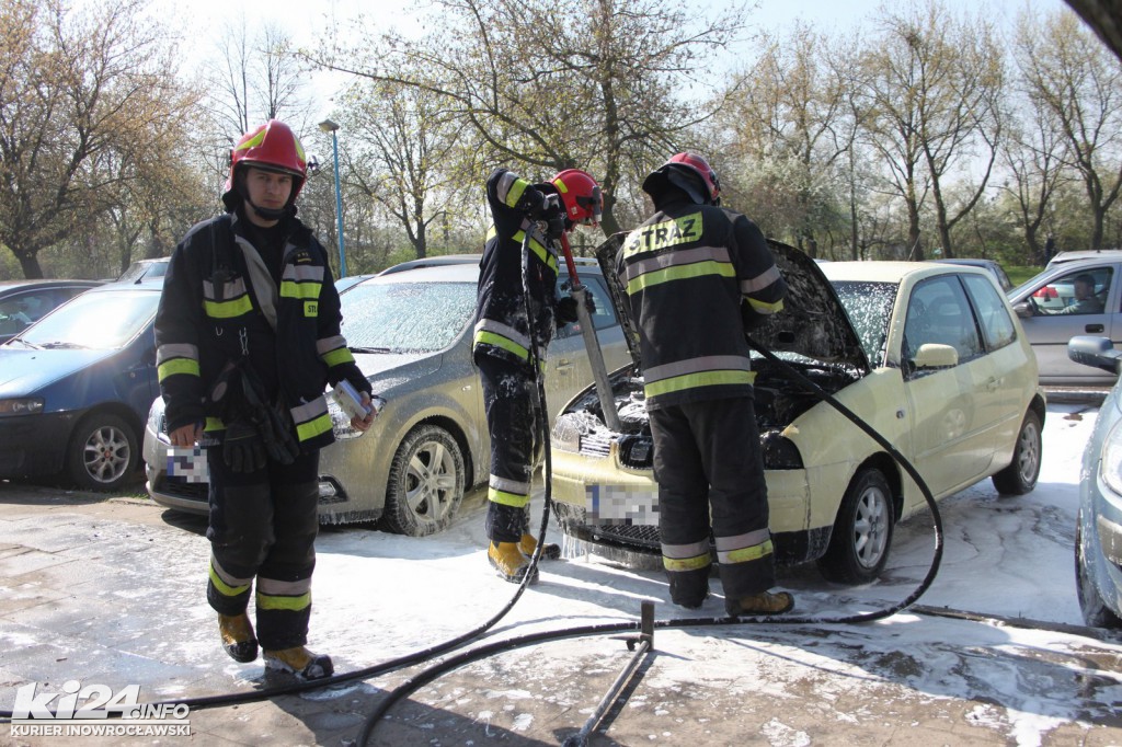 Pożar samochodu na parkingu przed szpitalem