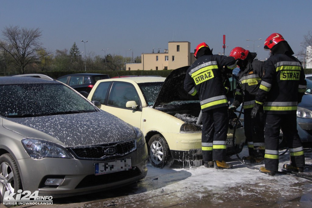 Pożar samochodu na parkingu przed szpitalem