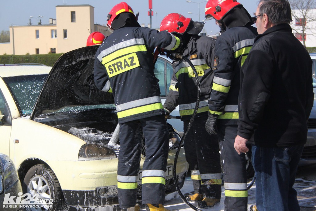Pożar samochodu na parkingu przed szpitalem
