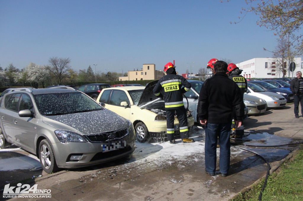 Pożar samochodu na parkingu przed szpitalem