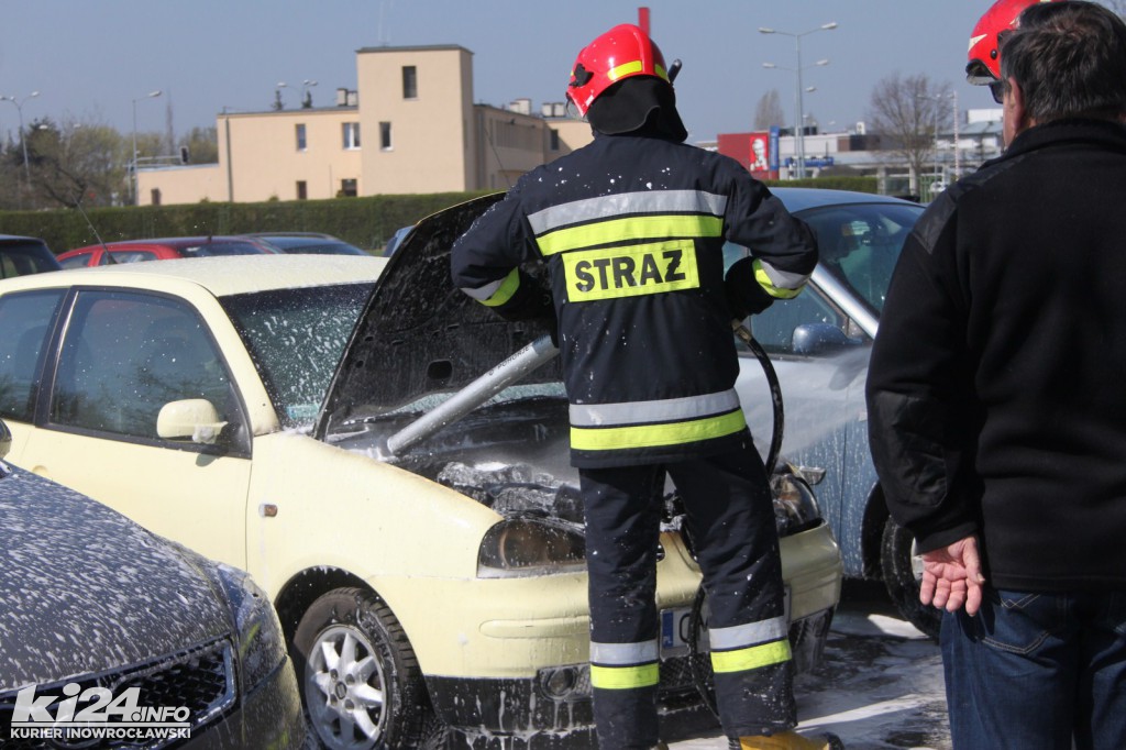 Pożar samochodu na parkingu przed szpitalem