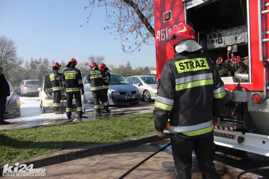 Pożar samochodu na parkingu przed szpitalem