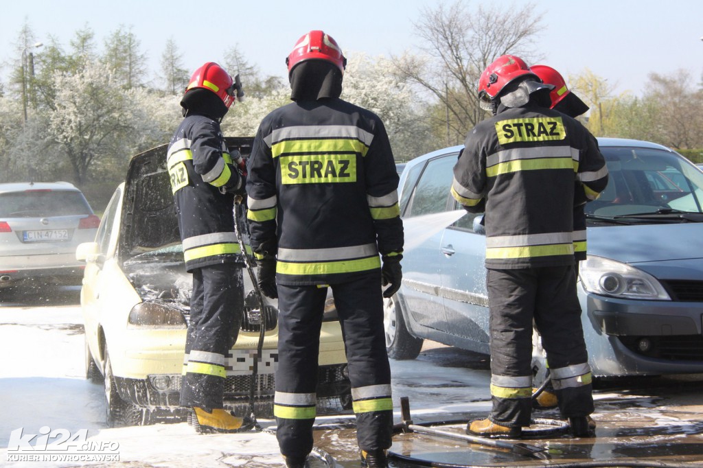 Pożar samochodu na parkingu przed szpitalem