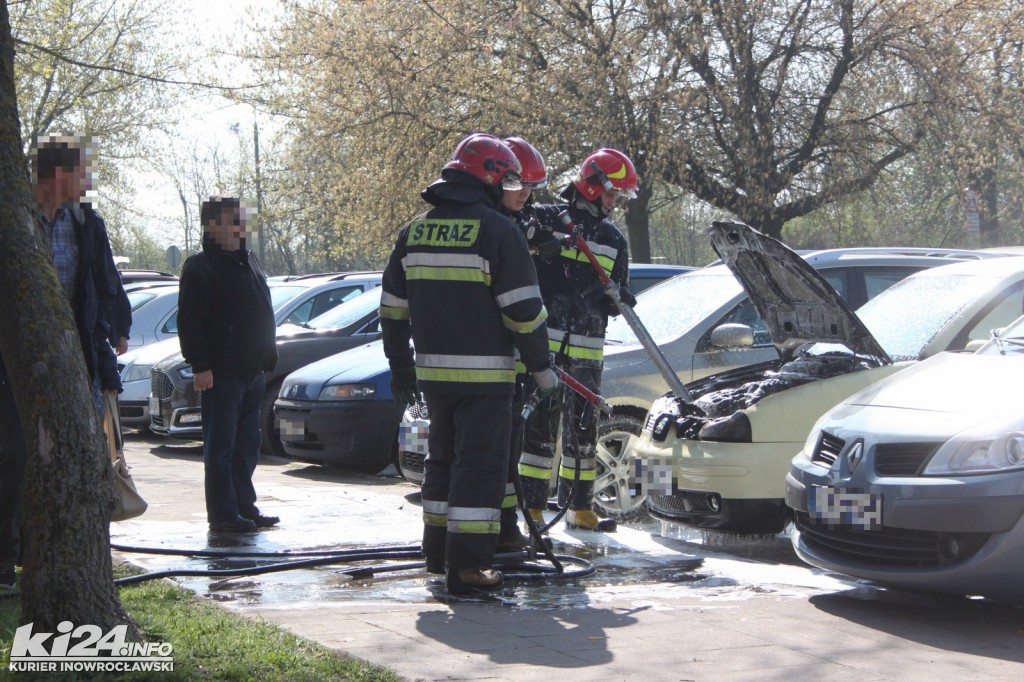 Pożar samochodu na parkingu przed szpitalem
