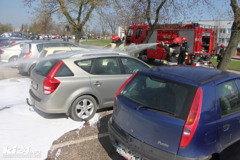 Pożar samochodu na parkingu przed szpitalem