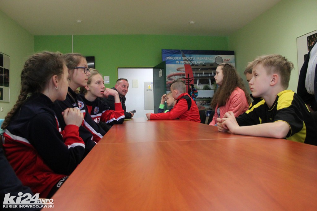 Piłkarze obdarowani sprzętem sportowym