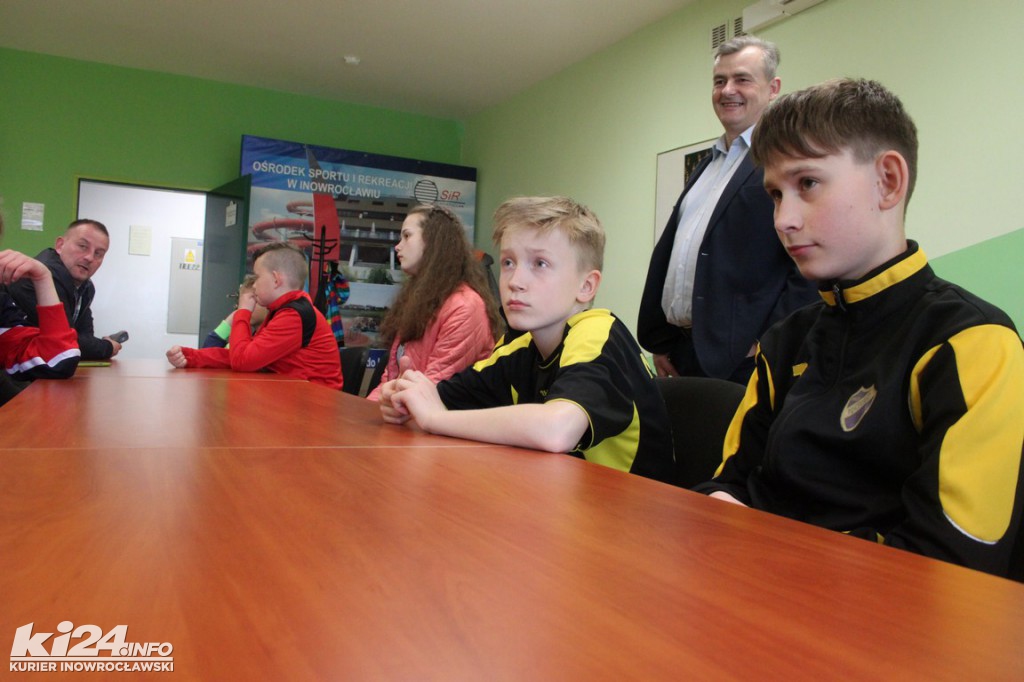 Piłkarze obdarowani sprzętem sportowym
