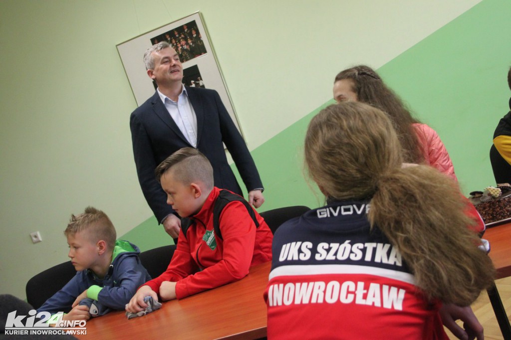 Piłkarze obdarowani sprzętem sportowym