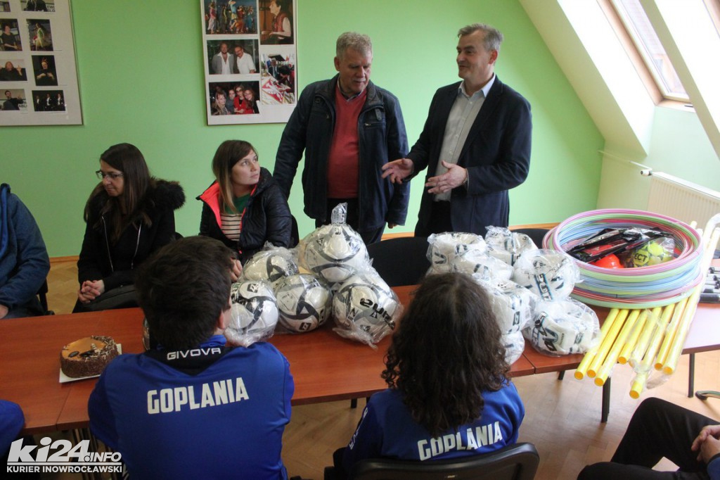 Piłkarze obdarowani sprzętem sportowym