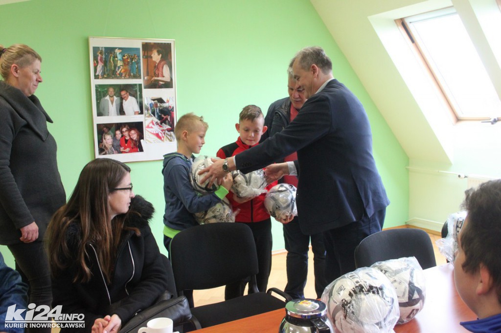 Piłkarze obdarowani sprzętem sportowym