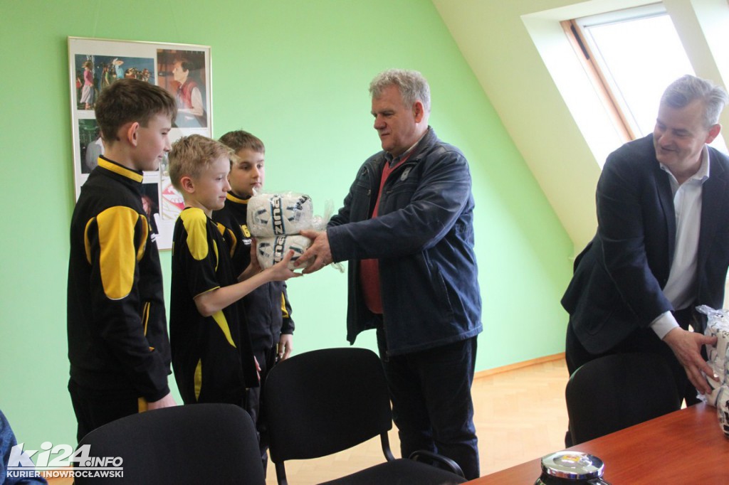 Piłkarze obdarowani sprzętem sportowym