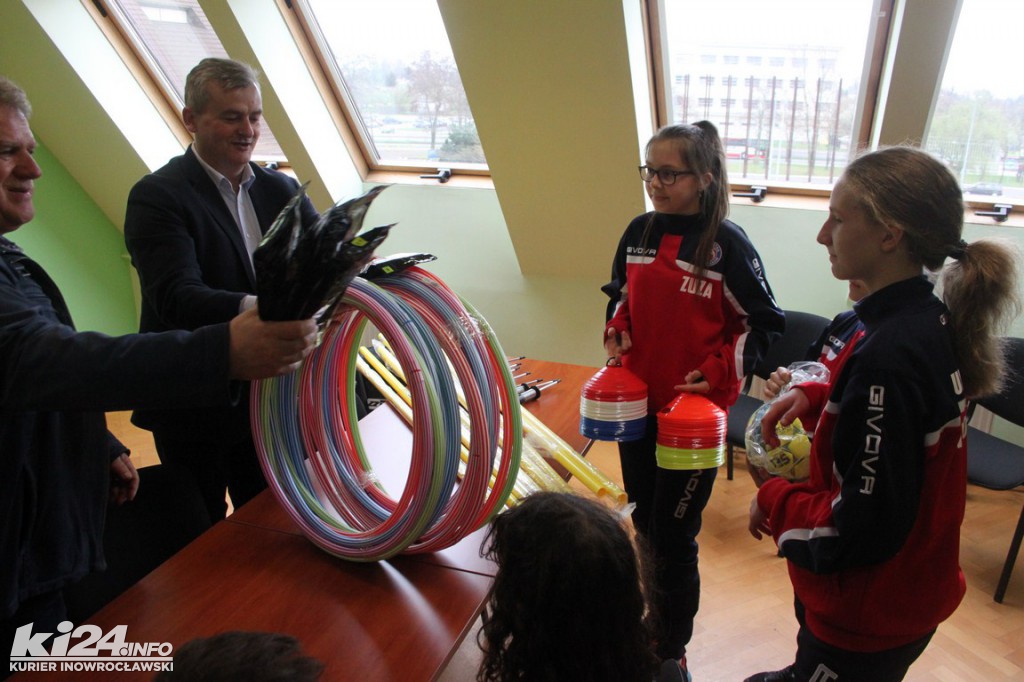 Piłkarze obdarowani sprzętem sportowym