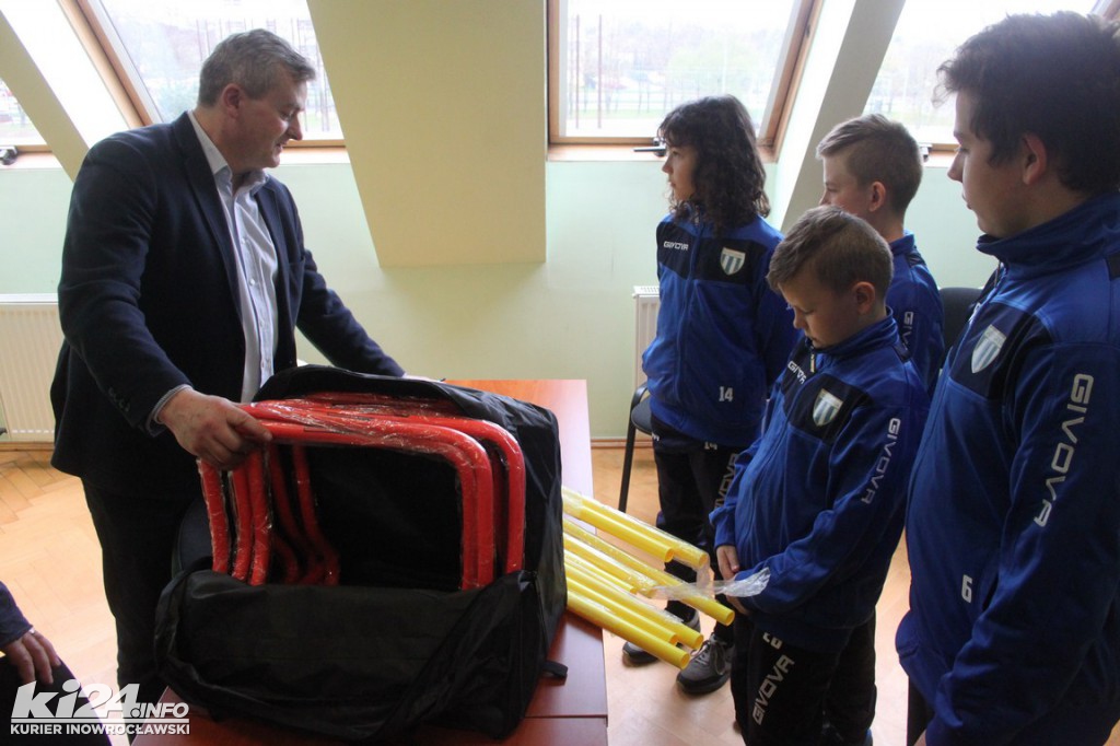 Piłkarze obdarowani sprzętem sportowym