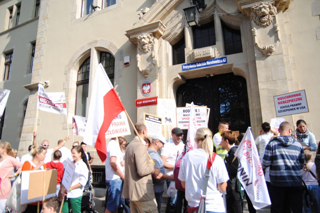 Protest przeciwko przymusowym szczepieniom