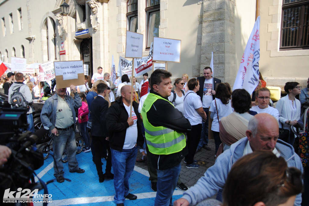 Protest przeciwko przymusowym szczepieniom