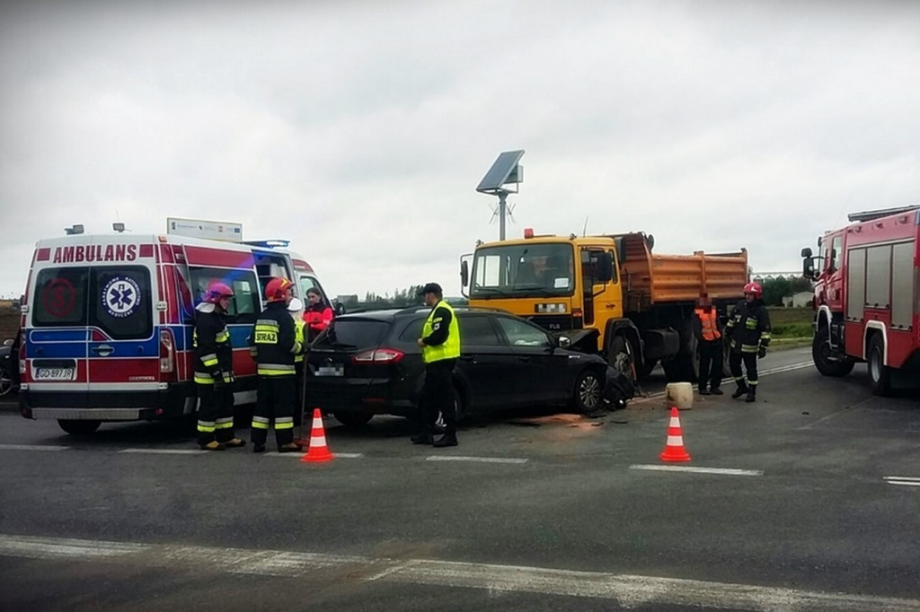 Na Pileckiego/Orłowskiej ford czołowo zderzył się z wywrotką