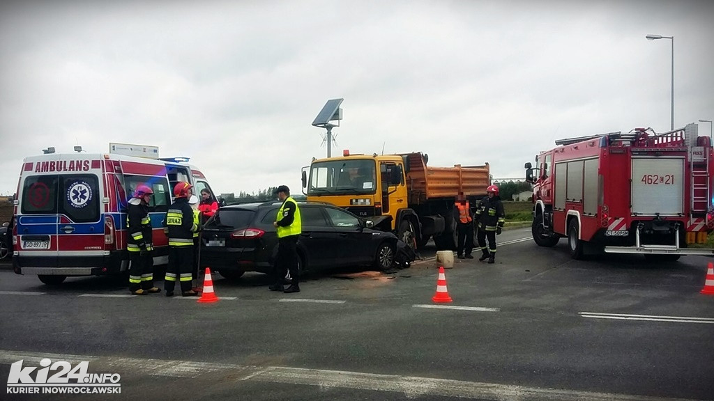 Na Pileckiego/Orłowskiej ford czołowo zderzył się z wywrotką