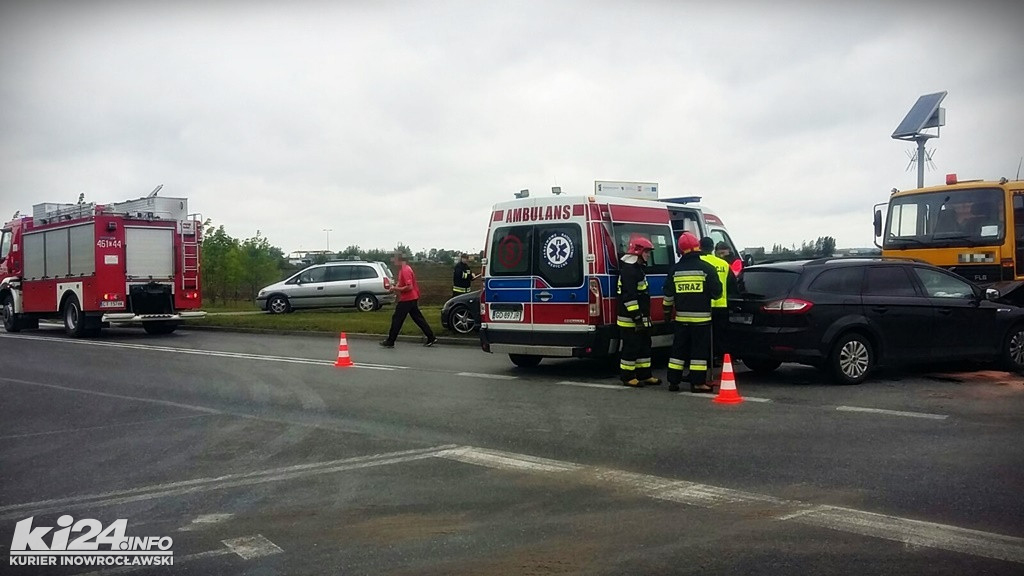 Na Pileckiego/Orłowskiej ford czołowo zderzył się z wywrotką