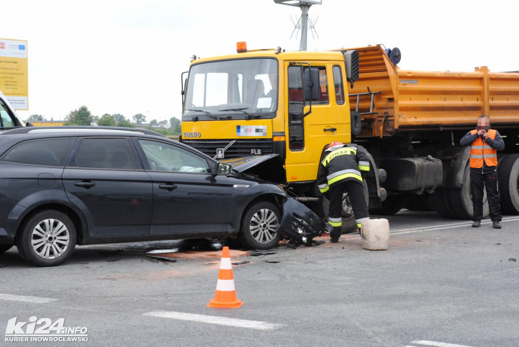 Na Pileckiego/Orłowskiej ford czołowo zderzył się z wywrotką