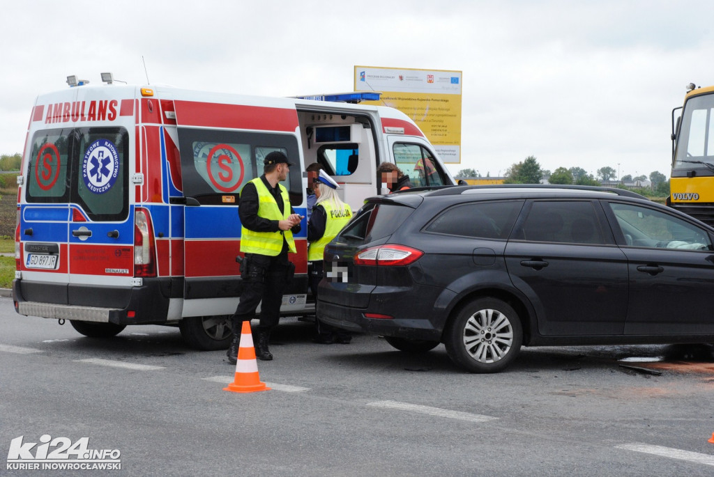 Na Pileckiego/Orłowskiej ford czołowo zderzył się z wywrotką