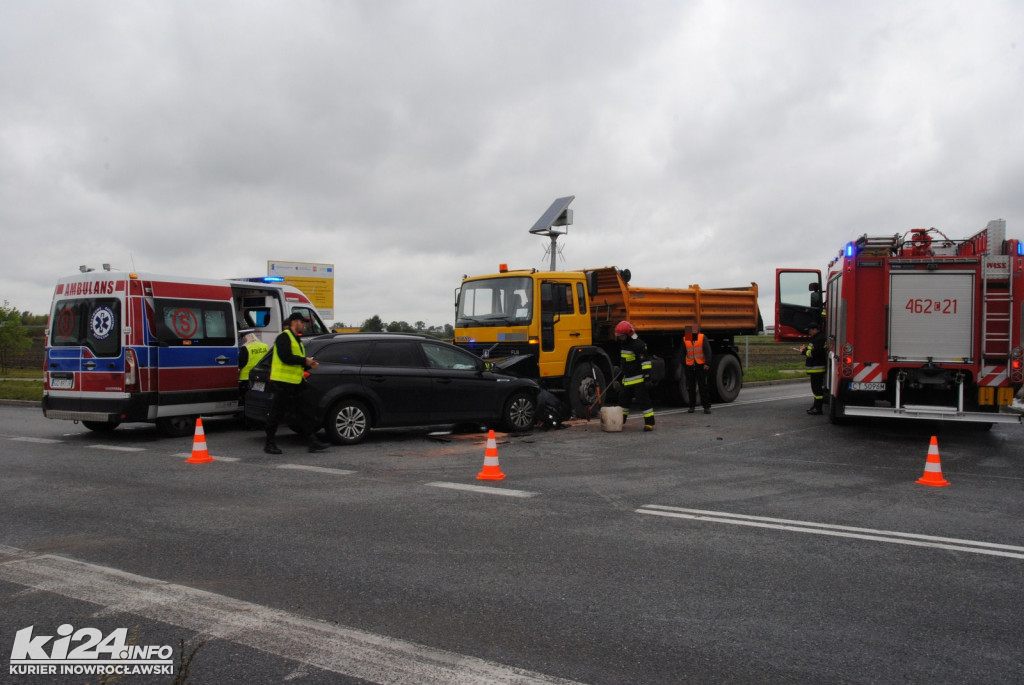 Na Pileckiego/Orłowskiej ford czołowo zderzył się z wywrotką