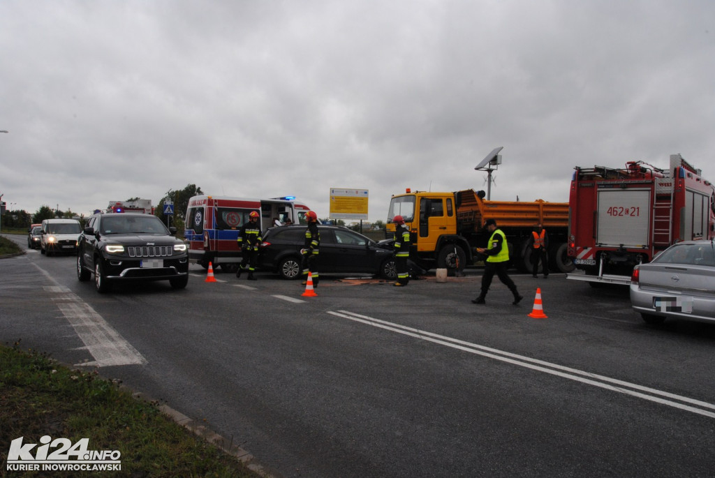 Na Pileckiego/Orłowskiej ford czołowo zderzył się z wywrotką