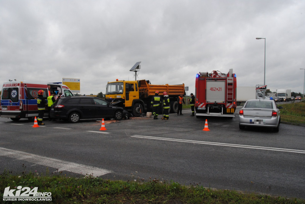 Na Pileckiego/Orłowskiej ford czołowo zderzył się z wywrotką
