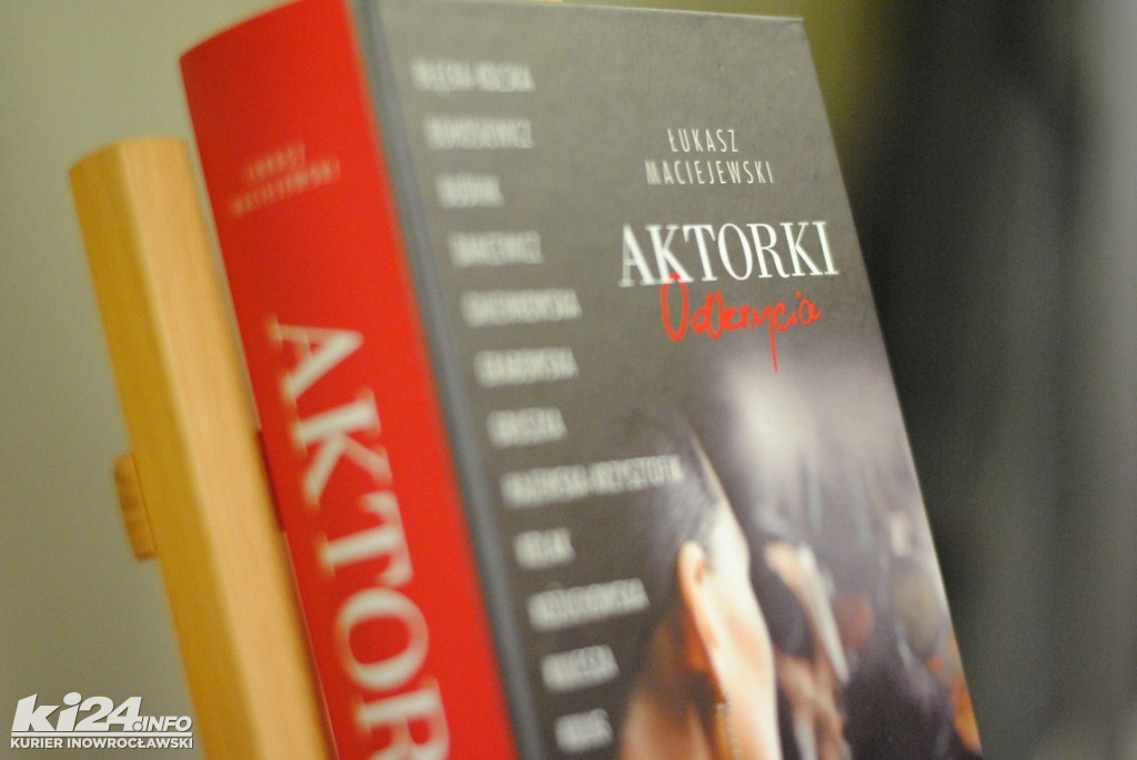 Joanna Trzepiecińska w bibliotece