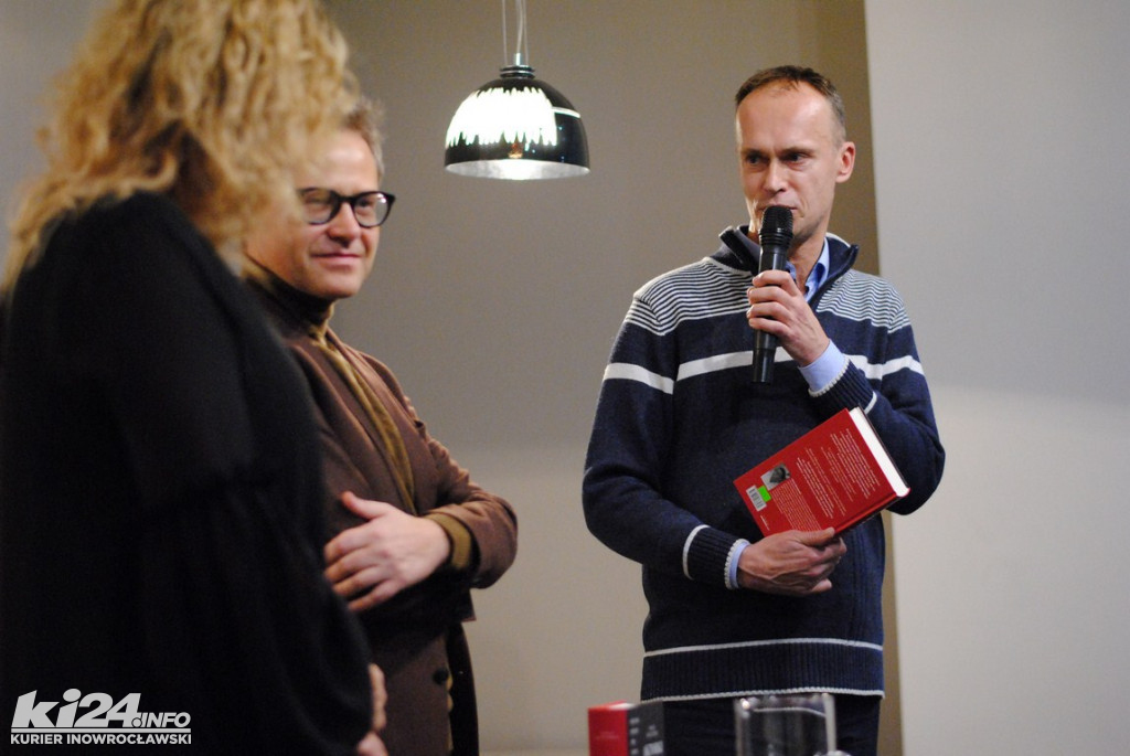 Joanna Trzepiecińska w bibliotece