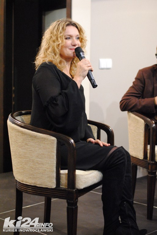 Joanna Trzepiecińska w bibliotece
