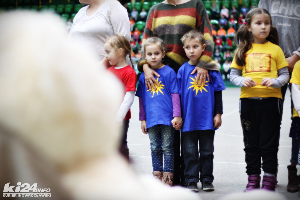 Przedszkolaki imprezują wspólnie z pluszowymi misiami