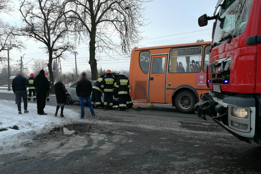 Osobówka wjechała w gimbusa
