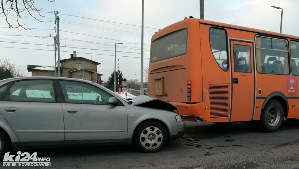 Osobówka wjechała w gimbusa