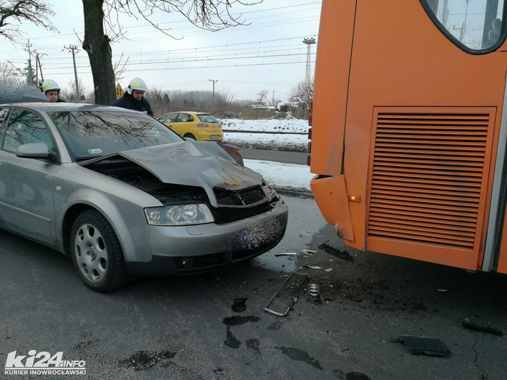 Osobówka wjechała w gimbusa