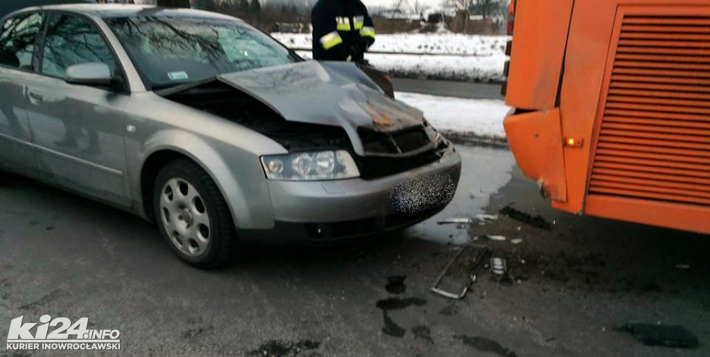Osobówka wjechała w gimbusa