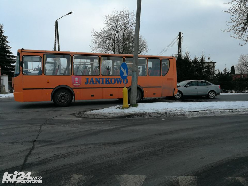 Osobówka wjechała w gimbusa