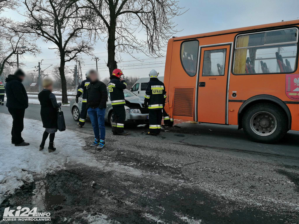 Osobówka wjechała w gimbusa