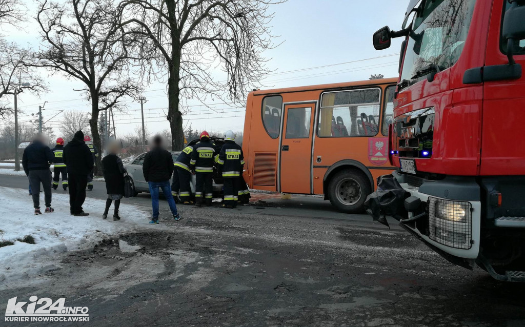 Osobówka wjechała w gimbusa