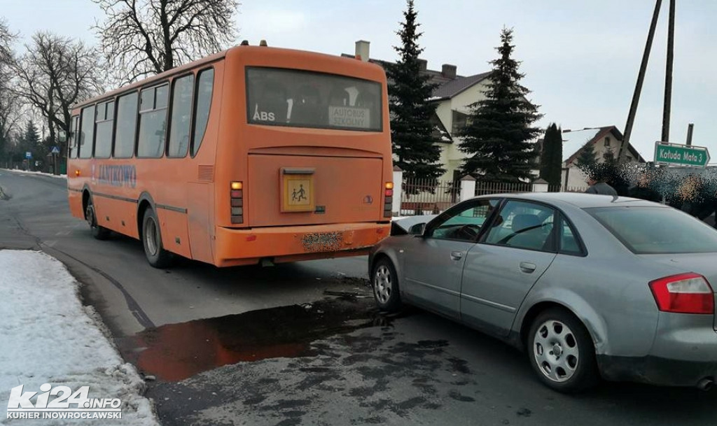 Osobówka wjechała w gimbusa