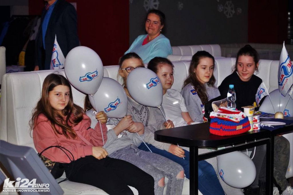 Gesal wśród śnieżnych kręgli