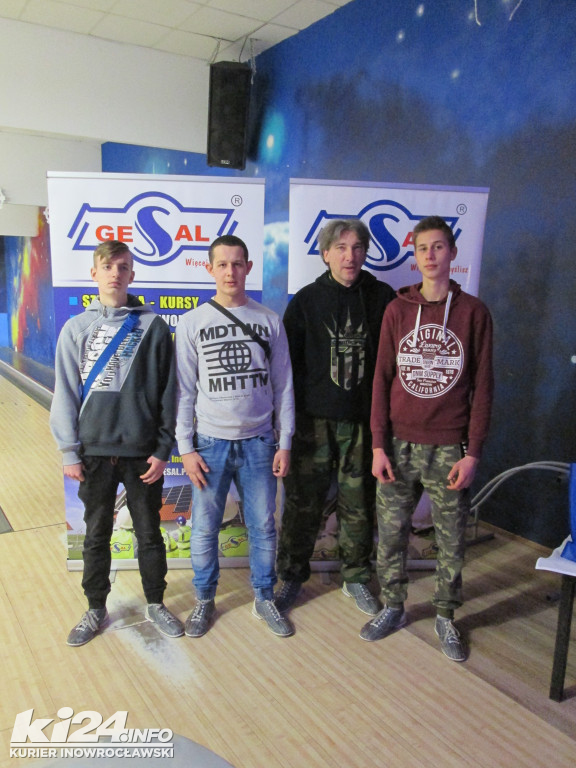 Gesal wśród śnieżnych kręgli