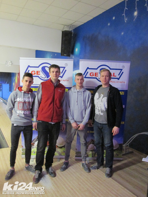 Gesal wśród śnieżnych kręgli