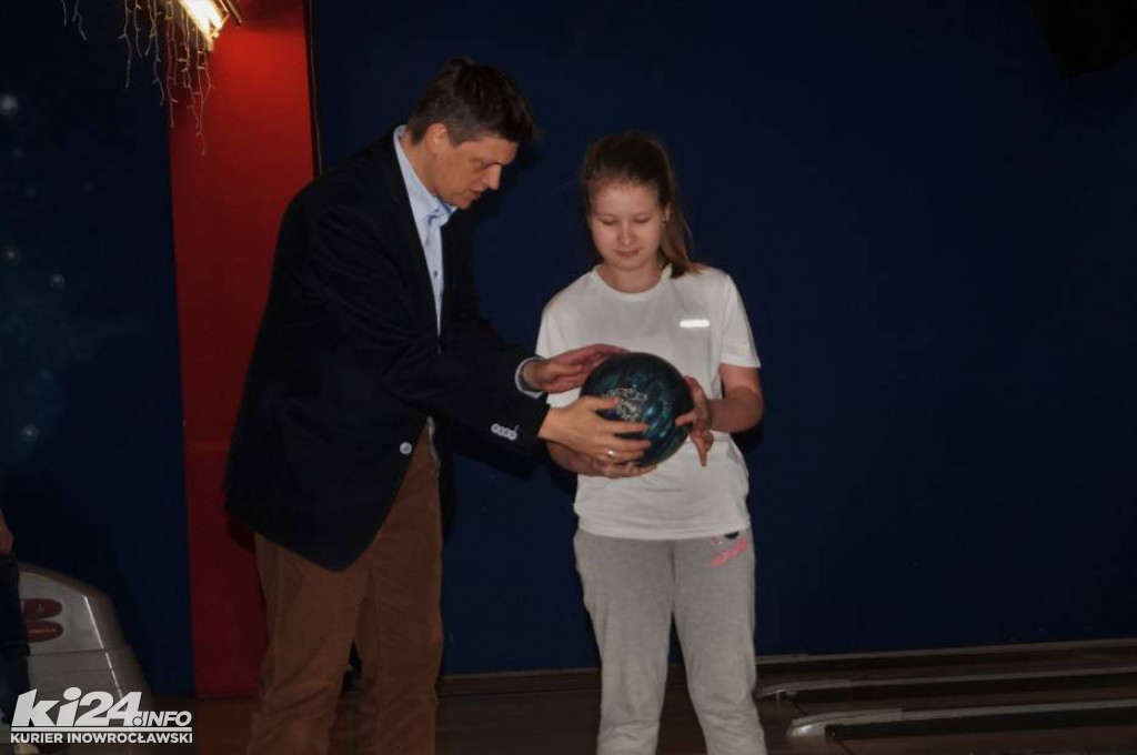 Gesal wśród śnieżnych kręgli