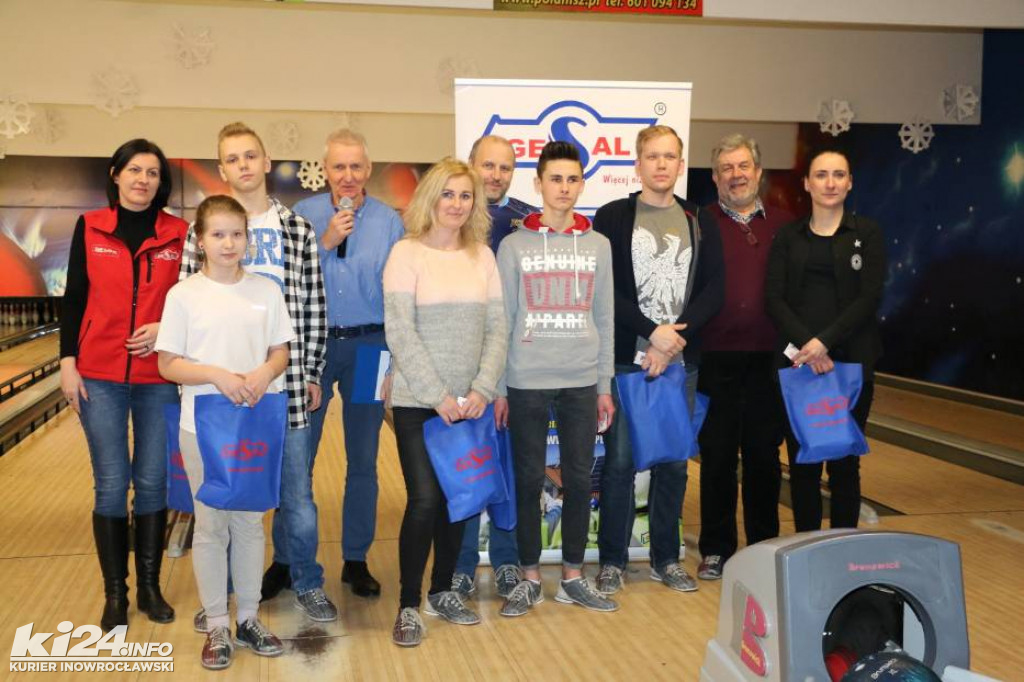 Gesal wśród śnieżnych kręgli