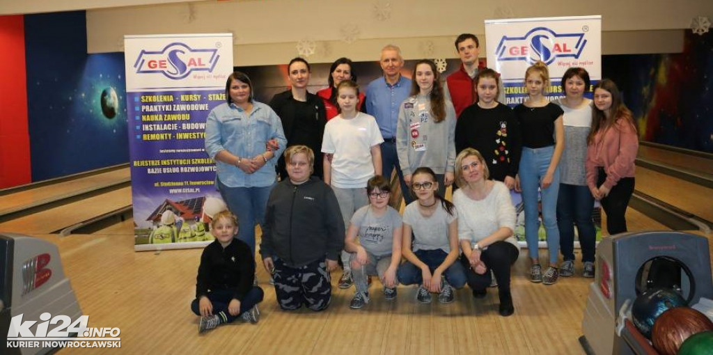 Gesal wśród śnieżnych kręgli