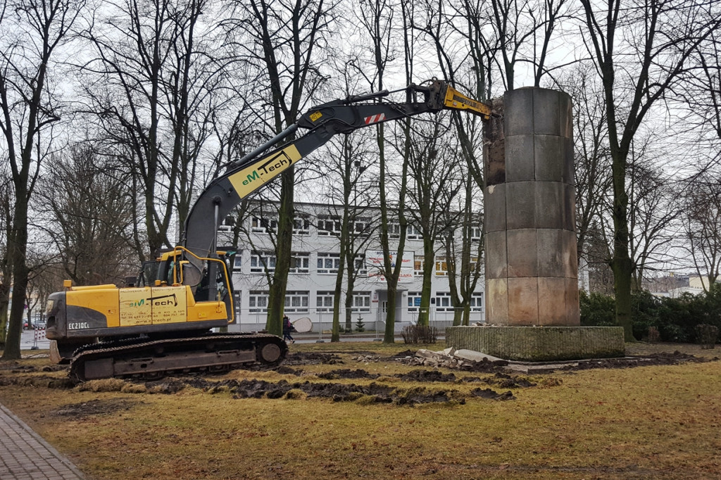 Pomnik Wdzięczności zamienia się w stertę gruzu