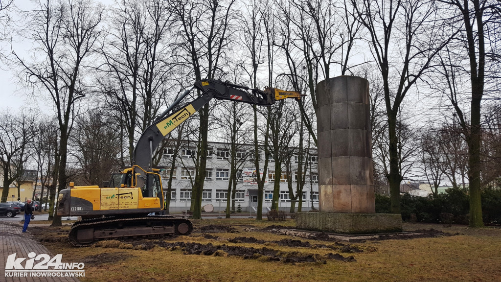 Pomnik Wdzięczności zamienia się w stertę gruzu