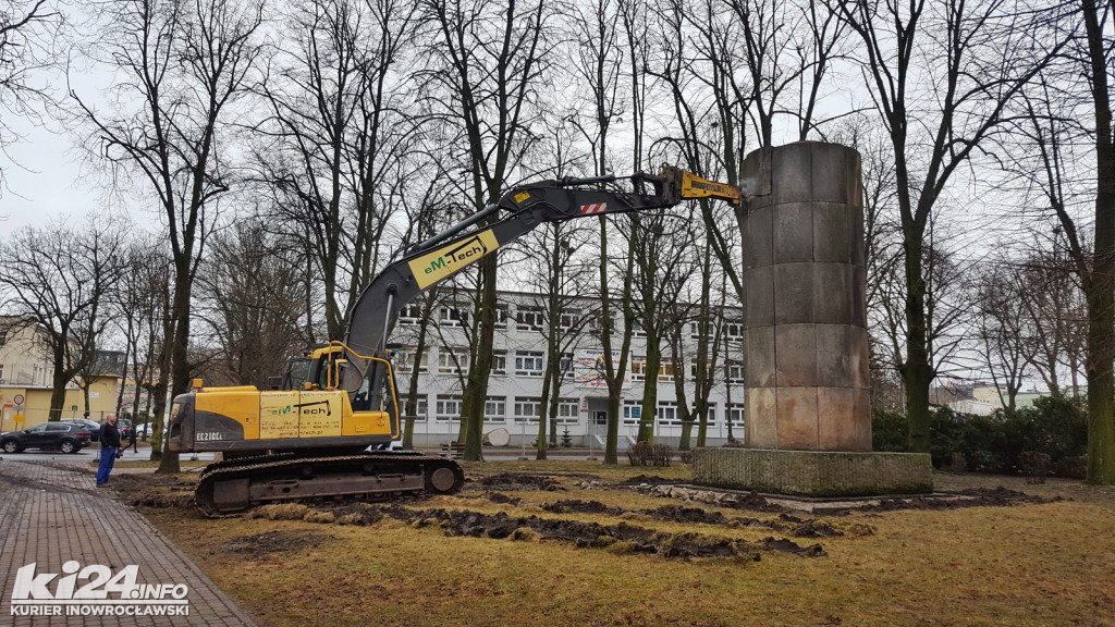 Pomnik Wdzięczności zamienia się w stertę gruzu