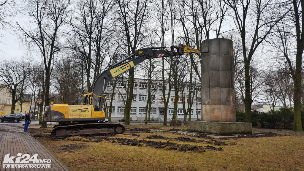 Pomnik Wdzięczności zamienia się w stertę gruzu